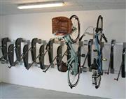 壁面に垂直に収納する駐輪器具ウィリーリフト