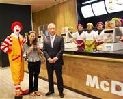新店の最初の客と記念撮影する日本マクドナルドの原田泳幸ＣＥＯ（右）＝２９日、東京都渋谷区