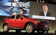 マツダが新型車「ＣＸ－５」を発表。新型車とともに挨拶するマツダの山内孝社長