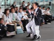 ホンダの１人乗り電動車両「ユニカブ」に乗車して説明する日本科学未来館の毛利衛館長＝１５日、東京・青海の日本科学未来館（鈴木健児撮影）