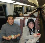 【ＰＭ６：５５カップル成立】帰りの電車の車内。めでたく両思いになった２人、会話も弾む