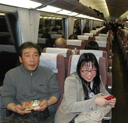 【ＰＭ６：５５カップル成立】帰りの電車の車内。めでたく両思いになった２人、会話も弾む