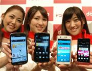 ＮＴＴドコモの夏モデル。１９機種のうち１６機種がスマートフォンだ＝１６日、東京都港区