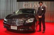 日産自動車の「シーマ」と橘川泰介マーケティング・ダイレクター