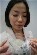 ブリヂストンがサトウキビから作った合成ゴム＝２３日、東京都港区