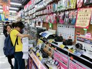 「ビックカメラ有楽町店」では中国人観光客に人気の高い商品を集めた専用コーナーを設置している＝２４日、東京都千代田区