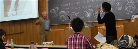 新鮮な驚きにあふれた立花氏の授業風景（立教大学、有志学生記者撮影）