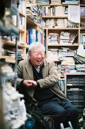 学問の総合・融合の必要性を説くジャーナリストで評論家の立花隆氏＝２０１２年５月１２日（立教大学、有志学生記者撮影）