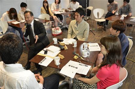 ６月１日に開かれた第４回ヨシオカフェで、マイクを持ち学生と話す立教大学の吉岡知哉総長＝２０１２年（立教大学、有志学生記者撮影）