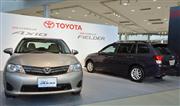 トヨタが発表した新型のカローラアクシオ（左）とカローラフィルダー＝１１日午前、東京都江東区（松本健吾撮影）