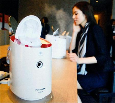 脱臭や除菌に効果があるとされる水に包まれた微粒子イオン「ナノイー」を放出するパナソニックのスチーマー＝東京・永田町