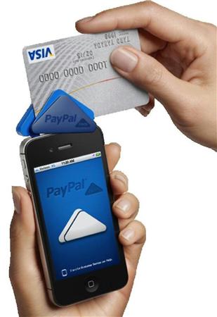 ペイパルヒアは、スマホに取り付けるだけでクレジットカード決済をできるようにする