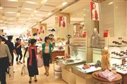 ボーナス商戦の顧客を囲い込もうと、百貨店では７月からセールが始まった＝東京都中央区の高島屋東京店