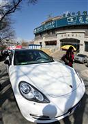 北京の住宅街に駐車中の独高級車ポルシェ