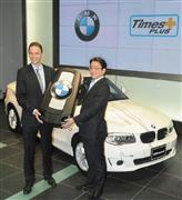 カーシェアリングの実証実験を発表するＢＭＷ日本法人のローランド・クルーガー社長（左）とタイムズ２４の西川光一社長＝２０日、東京・丸の内