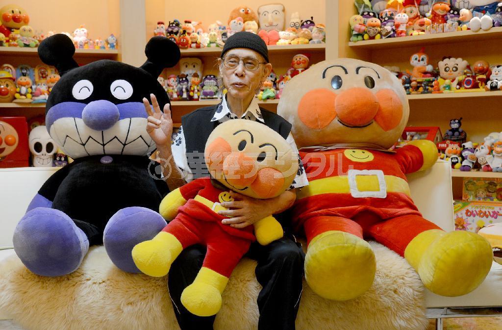 インタビューに答えるやなせたかしさん（北野浩之撮影）