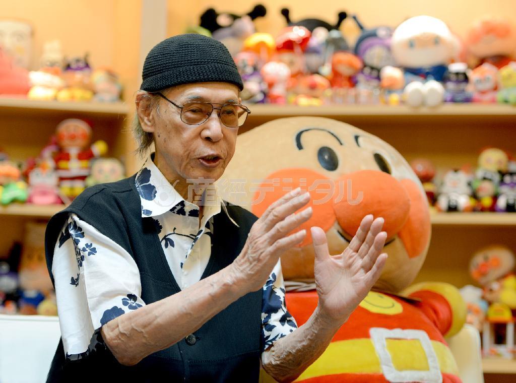 インタビューに答えるやなせたかしさん（北野浩之撮影）