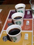 手前からスターバックスの新商品のブロンドと従来品のミディアム、ダーク