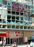 暴徒化したデモ隊に襲撃され略奪を受けた日系スーパー。中国リスクの先行きが懸念されている＝中国山東省青島（共同）