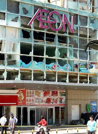 暴徒化したデモ隊に襲撃され略奪を受けた日系スーパー。中国リスクの先行きが懸念されている＝中国山東省青島（共同）