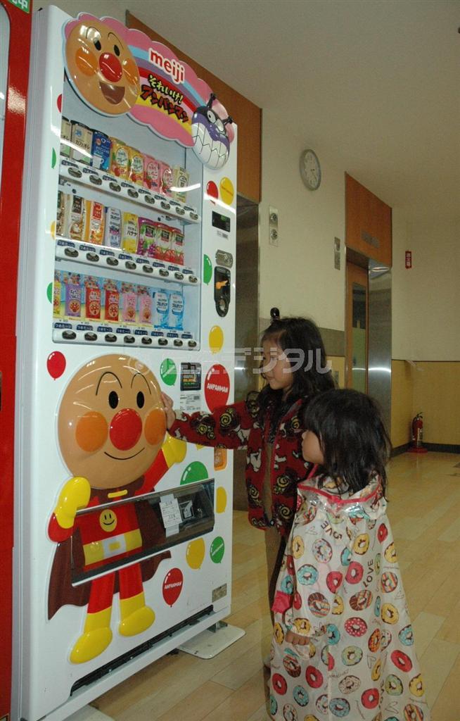 子供に人気の「アンパンマン自動販売機」＝大阪市平野区の「ダイエー長吉店」（宇野貴文撮影）