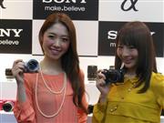 ソニーが１１月１６日から発売するミラーレスカメラの新製品「ＮＥＸ－５Ｒ」と「ＮＥＸ－６」＝３０日、東京都千代田区（今井裕治撮影）