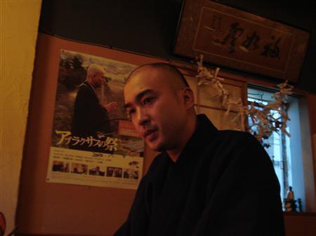 お悩み相談のインタビューに答えてくれた浄土真宗本願寺派僧侶で「VOWZ BAR（坊主バー）」の店主である藤岡善信さん＝２０１２年９月１５日、東京・四谷（早稲田大学、出版サークル「マグネットプレス」撮影）