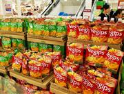 スーパーマーケットでも大展開しているカルビーの「ベジップス」＝１９日、東京都大田区