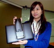 スマホとタブレット端末を合体させた新製品「Ｐａｄｆｏｎｅ２」を紹介するエイスース社員＝台北市のエイスース本社（板東和正撮影）