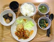 １１月５日の週の週替わりメニューは「人参ミートローフの野菜ソース」。モロヘイヤのサラダに煮物、汁物がついておなかいっぱいに