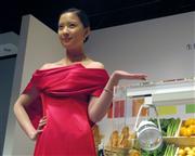 パナソニックのＬＥＤ照明器具の新製品は、生鮮食品や肌の色を美しく演出する効果が特長だ＝１３日、東京都千代田区（米沢文撮影）