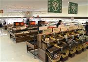 西友「府中四谷店」。通路を通常店より広くしたほか、ＬＥＤ照明の採用などで省エネ化を図った＝１３日、東京都府中市