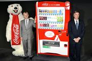 日本コカ・コーラの省エネ型「ピークシフト自販機」＝１９日、東京都港区