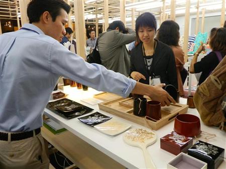和紙や漆器など日本の伝統技術を使った商品の展示会は多くのタイ人バイヤーらが訪れた＝バンコク（小堀晋一撮影）