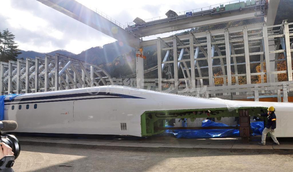 山梨リニア実験線の車両基地に搬入された新型車両Ｌ０系＝２２日午前１０時１３分、山梨県都留市