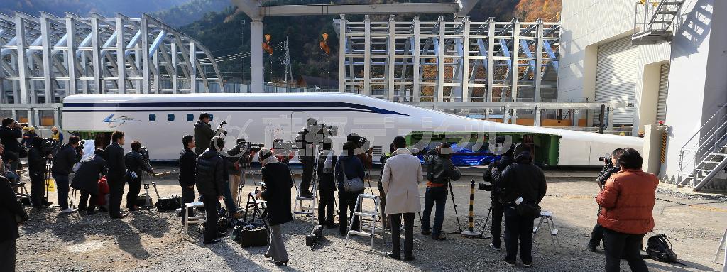 初公開された超電導リニアの新型車両Ｌ０系の先頭車。長い先端部分と流れるようなフォルムが特徴＝２２日午前、山梨県都留市の山梨リニア実験線車両基地（大里直也撮影）