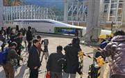 初公開された超電導リニアの新型車両「Ｌ０系」の先頭車両。長い先端部分と流れるようなフォルムが特徴＝２２日、山梨県都留市の山梨リニア実験線車両基地（大里直也撮影）