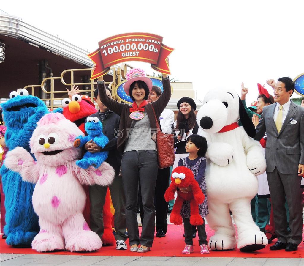 入場者数が１億人に達したユニバーサル・スタジオ・ジャパン。人気キャラクターらが盛大に祝った＝１０月２９日、大阪市此花区（阿部佐知子撮影）