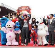 入場者数が１億人に達したユニバーサル・スタジオ・ジャパン。人気キャラクターらが盛大に祝った＝１０月２９日、大阪市此花区（阿部佐知子撮影）