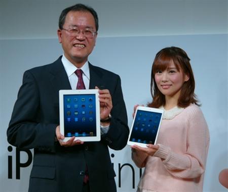 「ｉＰａｄｍｉｎｉ」を手にするタレントの重盛さと美さん（右）と第４世代ｉＰａｄを手にするＫＤＤＩの田中孝司社長