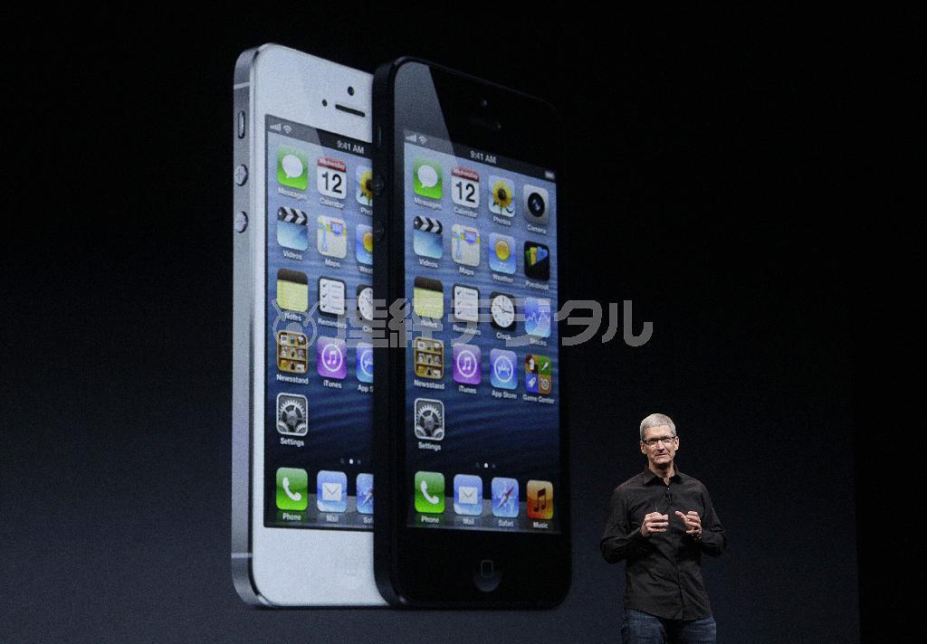 「ｉＰｈｏｎｅ（アイフォーン）５」の発表会見に登場した米アップルのティム・クックＣＥＯ（最高経営責任者）。創業者件会長だった故スティーブ・ジョブズ氏亡き後、リーダーシップを発揮できるか？＝２０１２年９月１２日（ＡＰ）