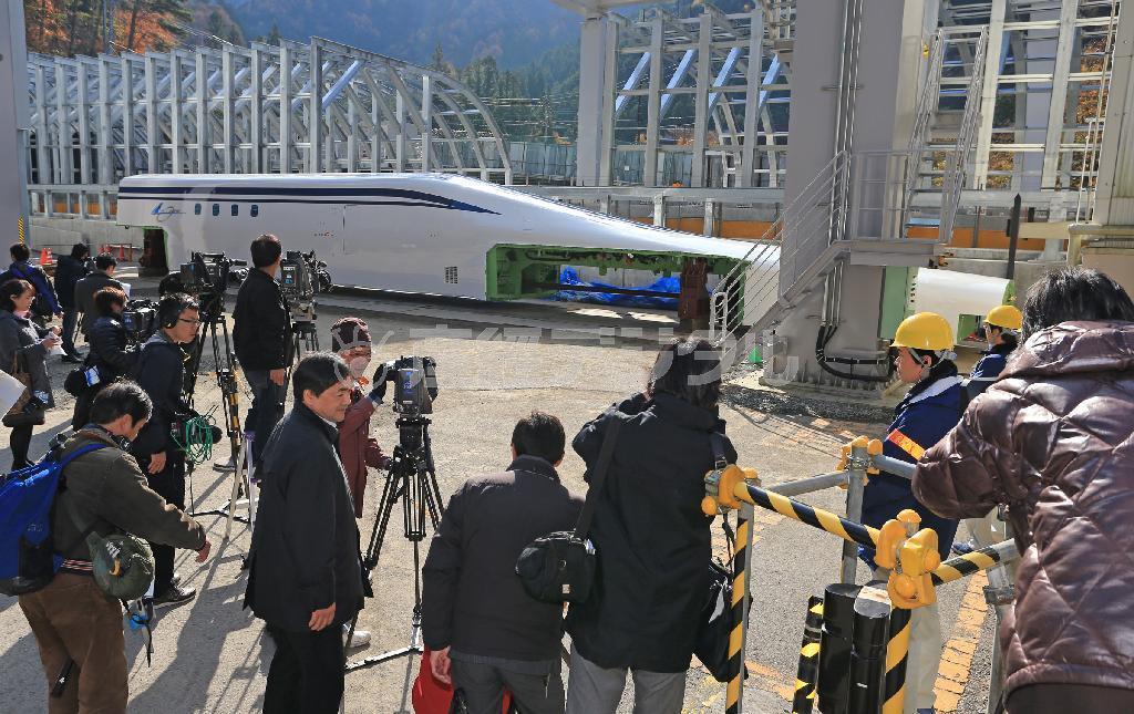 初公開された超電導リニアの新型車両「Ｌ０系」の先頭車両。長い先端部分と流れるようなフォルムが特徴＝２２日、山梨県都留市の山梨リニア実験線車両基地（大里直也撮影）