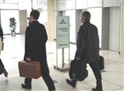 三菱自動車本社に入る国交省の担当者＝２０１２年１２月２５日、東京都港区
