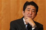 インタビューに応える安倍晋三首相＝３０日午後、首相官邸（桐原正道撮影）