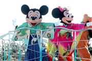 和服のミッキー、ミニーが平成２５年の幕開けを祝った＝１日、東京ディズニーランド（江田隆一撮影）
