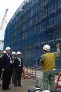 浜岡原発の防潮堤工事を視察する経団連の米倉弘昌会長（左端）＝平成２４年１０月、静岡県御前崎市（内山智彦撮影）