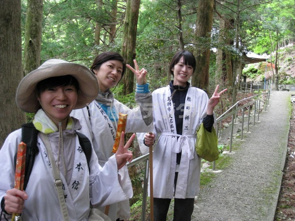 四国別格霊場第３番札所の慈眼寺の境内を歩く“お遍路ギャル”たち。左から松本里美さん、三好祐貴子さん、中元智子さん