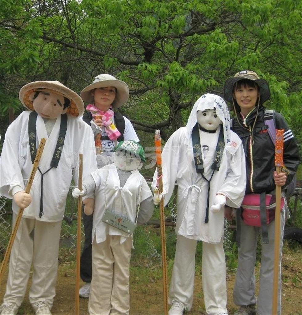 四国遍路をＰＲする「お遍路かかし」と写真に収まる松本さん（左）中元さん（三好祐貴子さん提供）