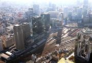 再開発地区「うめきた」。中央が２期開発区域（梅田貨物駅）で、その左がグランフロント大阪＝昨年１２月１２日、大阪市北区（本社ヘリから門井聡撮影）