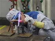 「ろう付け」競技では、国内外から計４８人が技を競った＝昨年１０月、ダイキン工業滋賀製作所（滋賀県草津市）